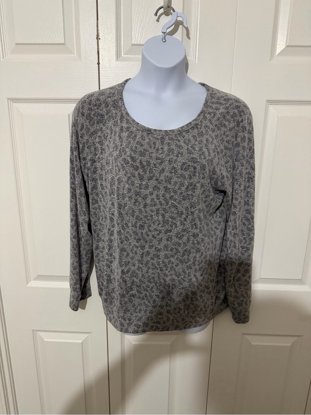 Gray Leopard-Print Long Sleeve Women's cozy top XL